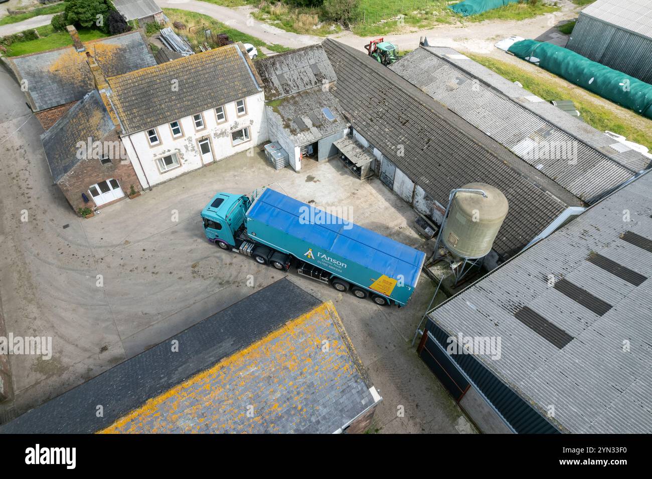 Carro dell'azienda di produzione di bestiame i'Ansons, con sede a Masham, nel North Yorkshire, che fornisce mangimi per animali a un'azienda agricola con un autocarro articolato. Foto Stock