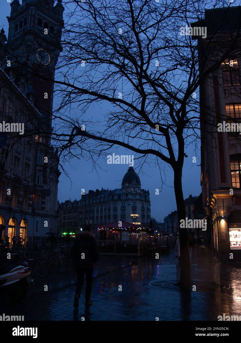 Lille di notte, uscendo da Rue Lepelletier, in Grand-Place Foto Stock