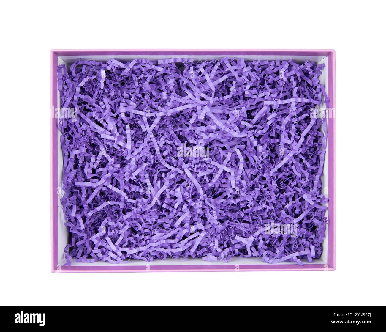 Vista dall'alto della confezione regalo vuota con carta grattugiata di colore viola - riempitivo per scatole regalo. Confezione regalo di lusso o sfondo prodotti. Isolato su bianco. Foto Stock