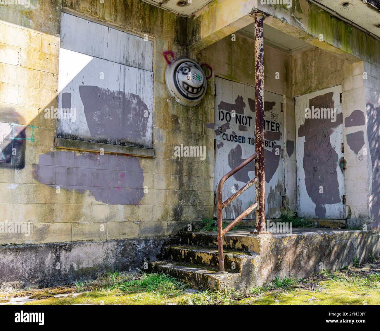 immagine dettagliata di un vecchio edificio in cemento intemprato nell'eroe del campo Foto Stock