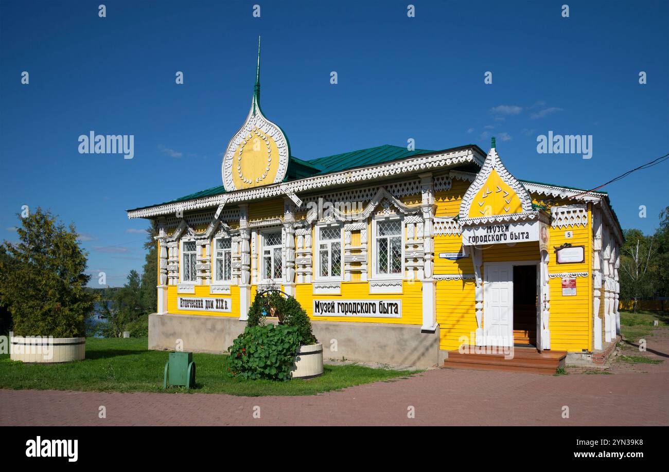 UGLICH, RUSSIA - 22 AGOSTO 2015: Un'antica casa di mercante - la costruzione del museo della vita urbana. Uglich, regione di Yaroslavl Foto Stock