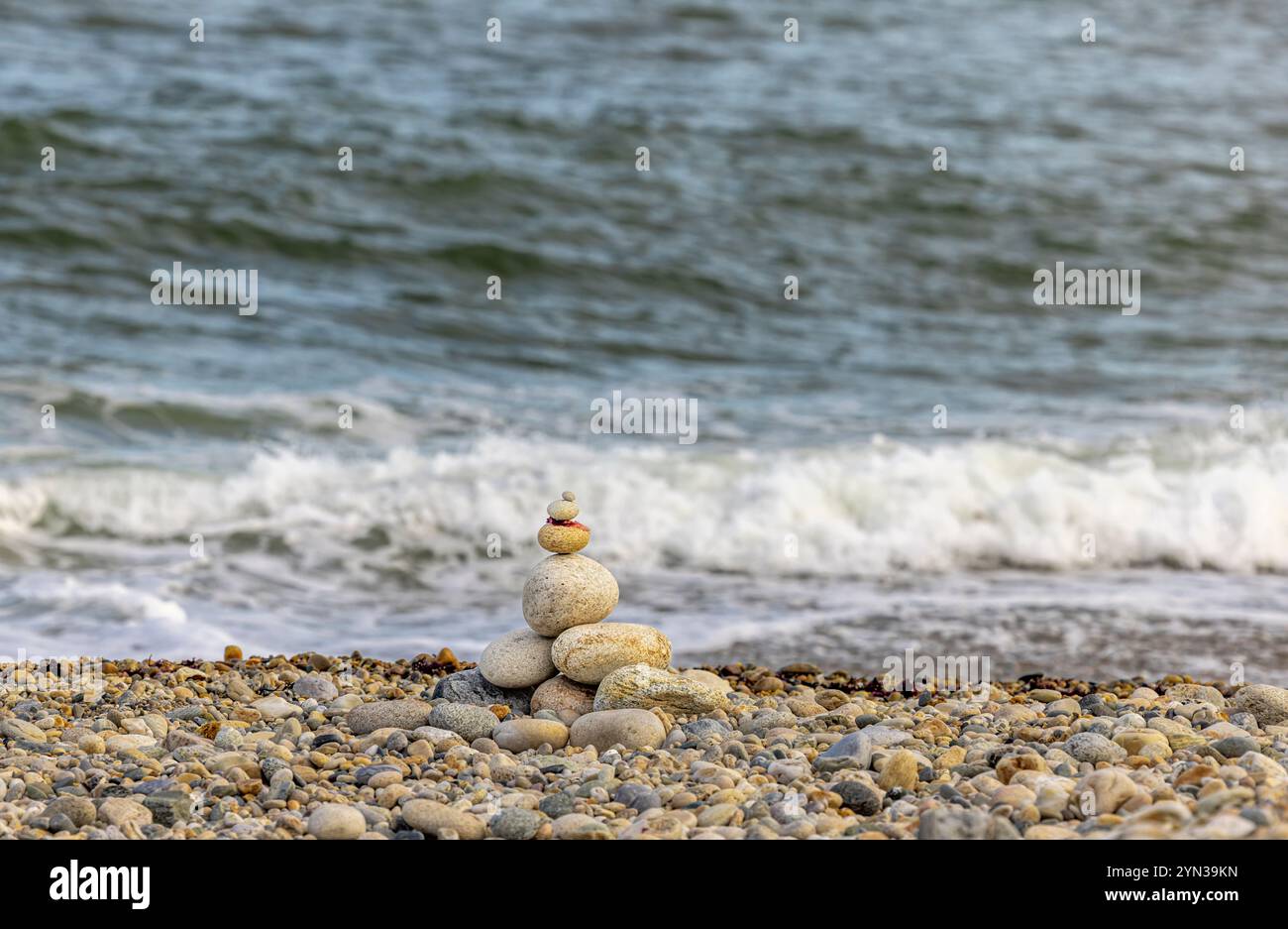 piccola pila di pietre su una spiaggia di montauk Foto Stock