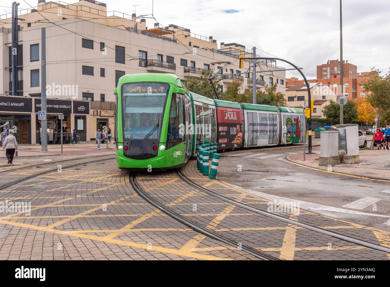 I binari sono separati dal resto del traffico, il che garantisce una maggiore velocità e frequenza di servizio Foto Stock
