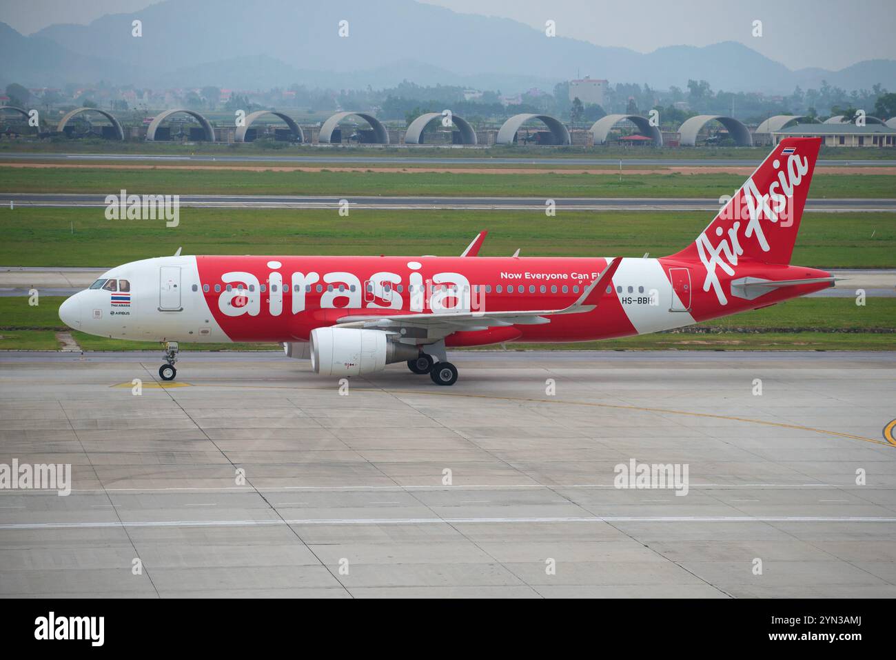 HANOI, VIETNAM - 12 GENNAIO 2016: Aereo Thai AirAsia Airbus A320-216 (HS-BBH) presso l'aeroporto internazionale noi Bai. Hanoi, Vietnam Foto Stock