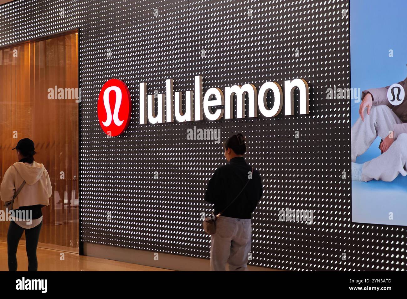 SHANGHAI, CINA - 24 NOVEMBRE 2024 - i clienti entrano in un negozio lululemon a Shanghai, Cina, 24 novembre 2024. Foto Stock