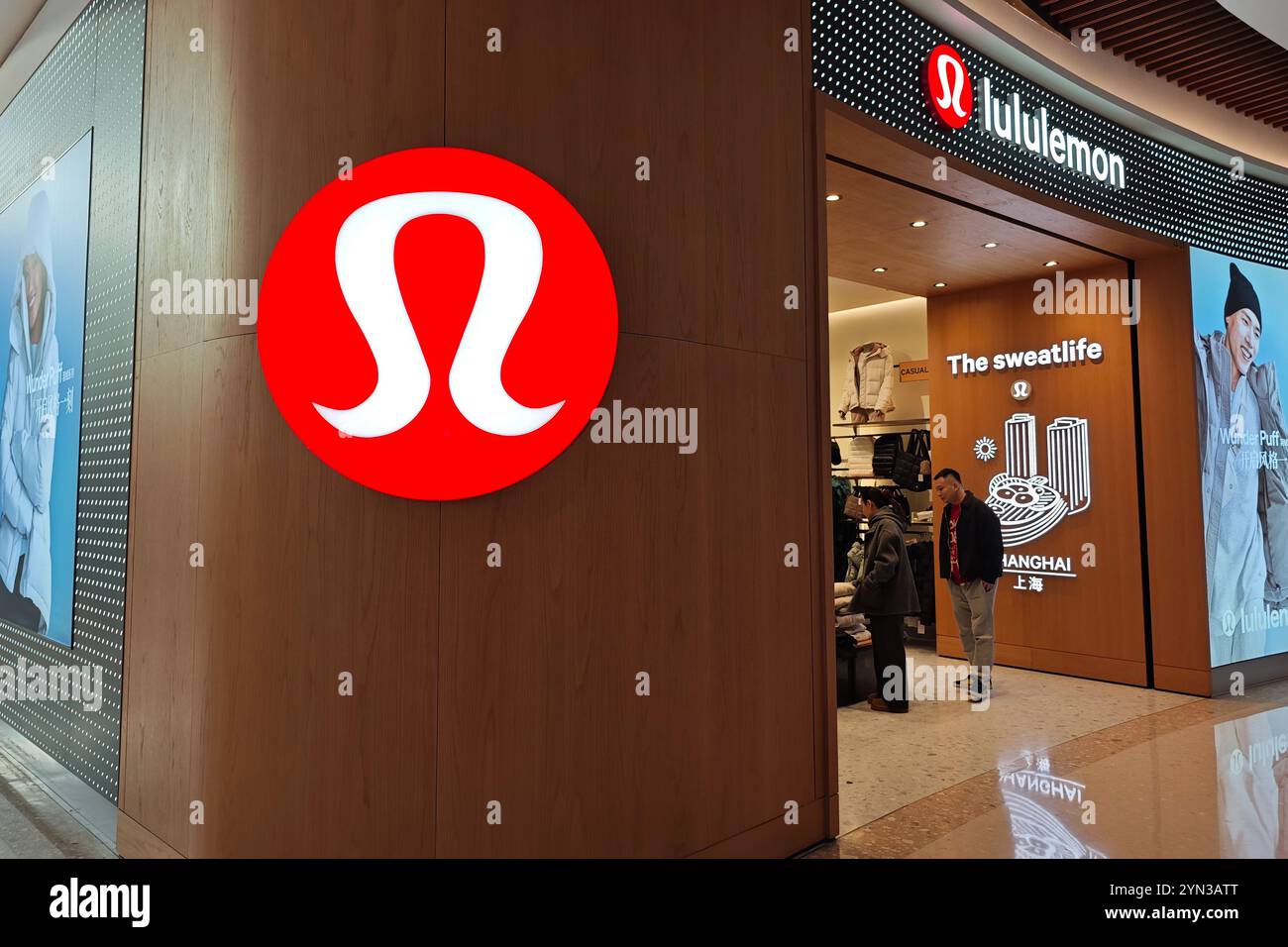 SHANGHAI, CINA - 24 NOVEMBRE 2024 - i clienti entrano in un negozio lululemon a Shanghai, Cina, 24 novembre 2024. Foto Stock