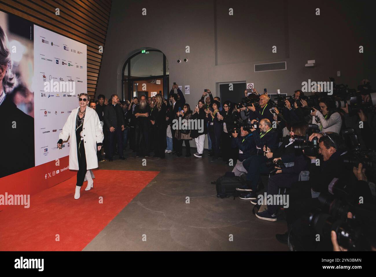 Torino, Italia. 23 novembre 2024. Sharon Stone partecipa alla 42esima edizione di Torino Film Festival a Torin, Italia - domenica 24 novembre 2024 - Cronaca - foto Andrea Alfano/LaPresse Sharon Stone partecipa alla 42esima edizione del Torino Film Festival di Torino, Italia - domenica 24 novembre 2024 - News - Andrea Alfano/LaPresse Credit: LaPresse/Alamy Live News Foto Stock