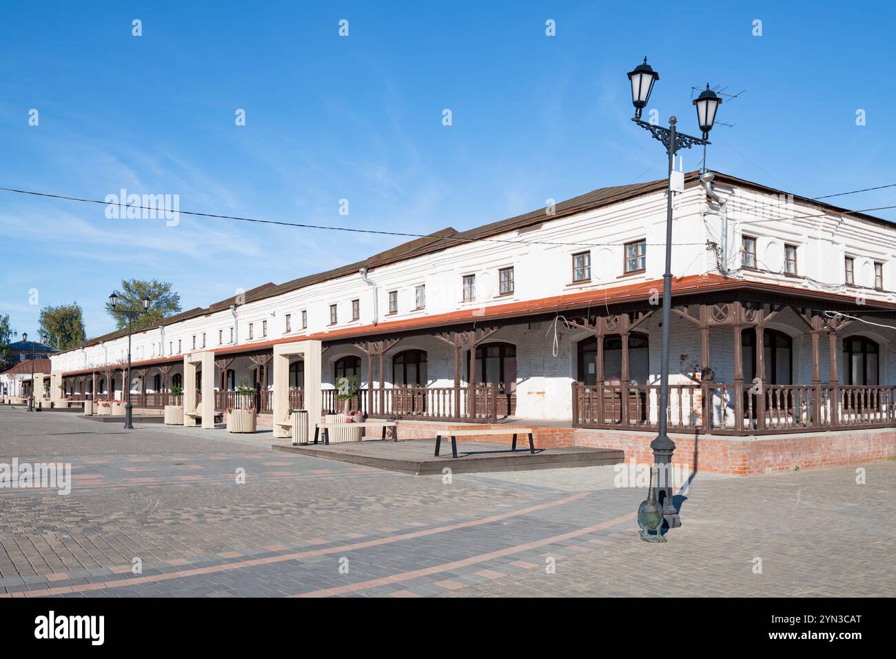 Antiche file di trading in un giorno di settembre soleggiato. Yuryev-Polsky. Regione di Vladimir, Russia Foto Stock Antiche file di trading in un giorno di settembre soleggiato. Yuryev-Polsky. Regione di Vladimir, Russia Foto Stock
