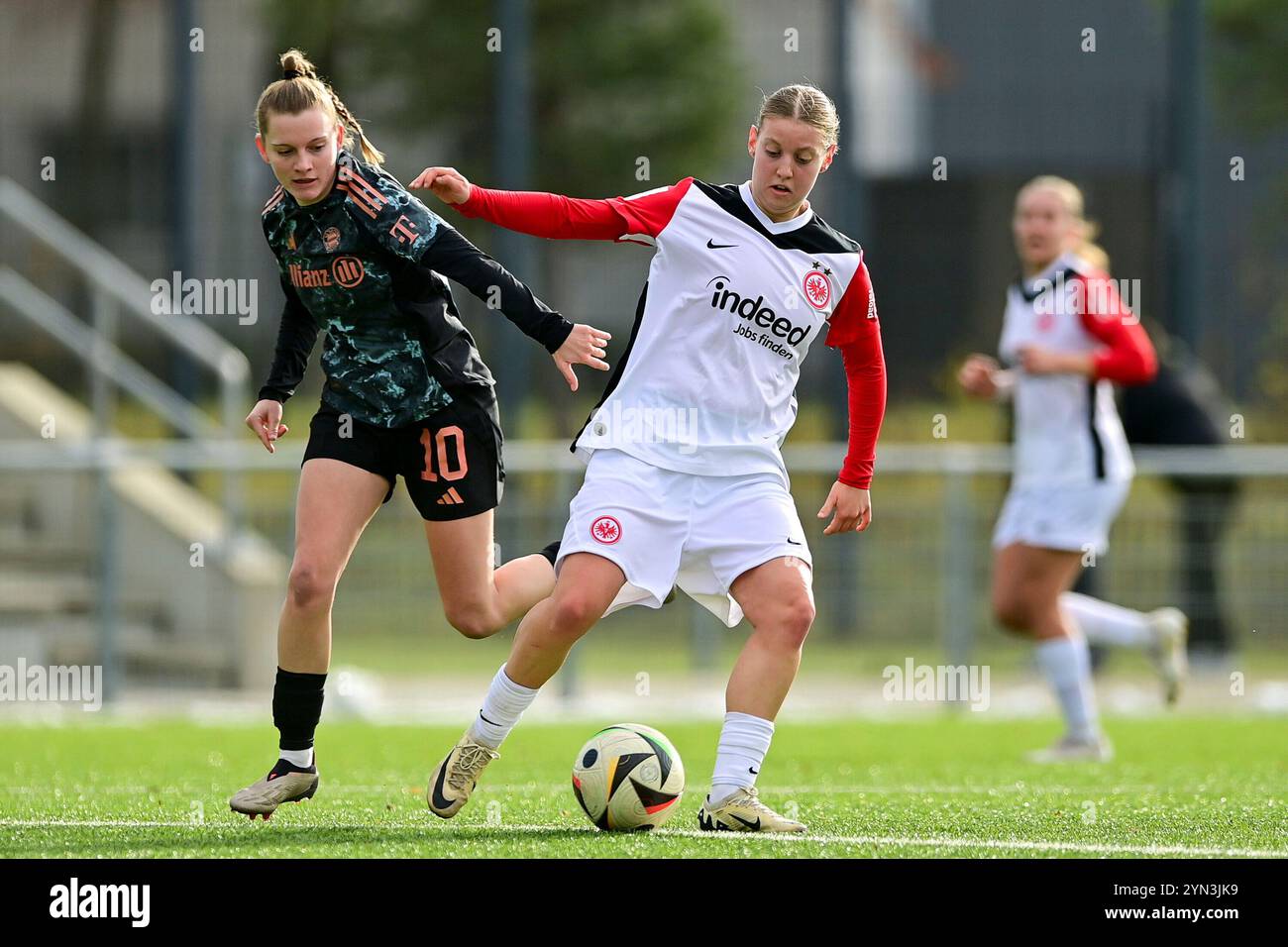 v.li.: Sarah Ernst (FCB, 10) Katharina Rust (SGE, 3) im Zweikampf, Duell, duello, tackle, Dynamik, Action, Aktion, 24.11.2024, München (Deutschland), Fussball, 2. LE NORMATIVE FRAUEN-BUNDESLIGA, FC BAYERN MÜNCHEN II - EINTRACHT FRANKFURT II, DFB/DFL VIETANO QUALSIASI USO DI FOTOGRAFIE COME SEQUENZE DI IMMAGINI E/O QUASI-VIDEO. Foto Stock