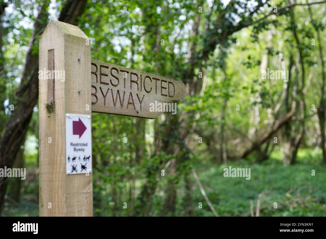 Restricted Byway cartello con freccia in legno UK Countryside Foto Stock