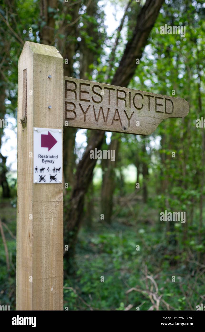 Restricted Byway cartello con freccia in legno UK Countryside Foto Stock