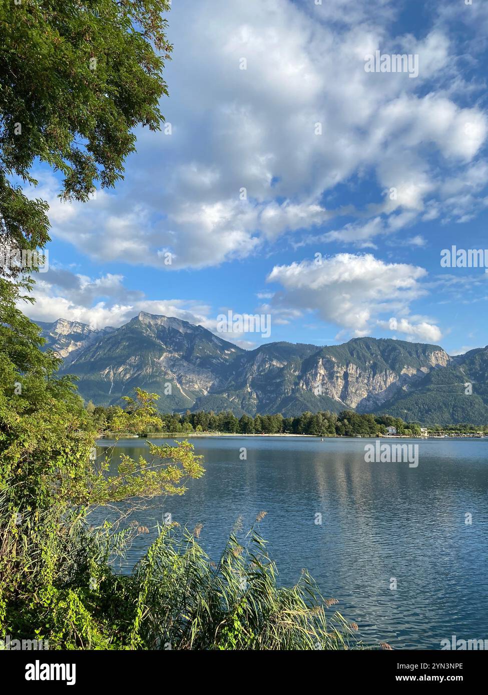 Uno scorcio del Lago di Levico in una soleggiata giornata primaverile - Immagine stock catturata con smartphone