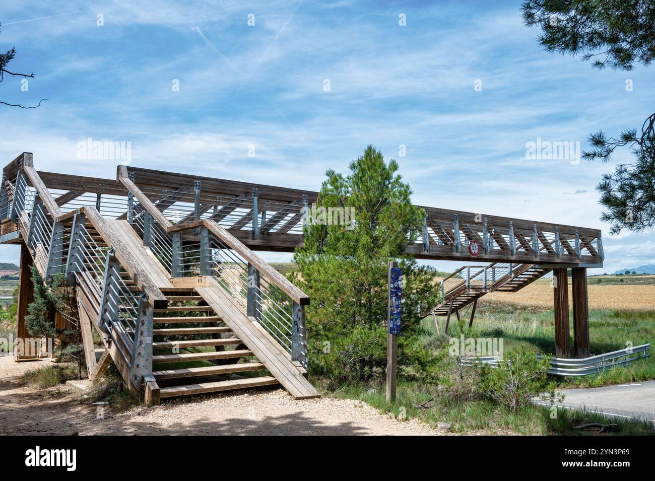Viana, Spagna - 26 maggio 2024: Il ponte pedonale in legno che attraversa la strada N-111 tra Viana e Logrono in Spagna. Fa parte del Camino. Foto Stock