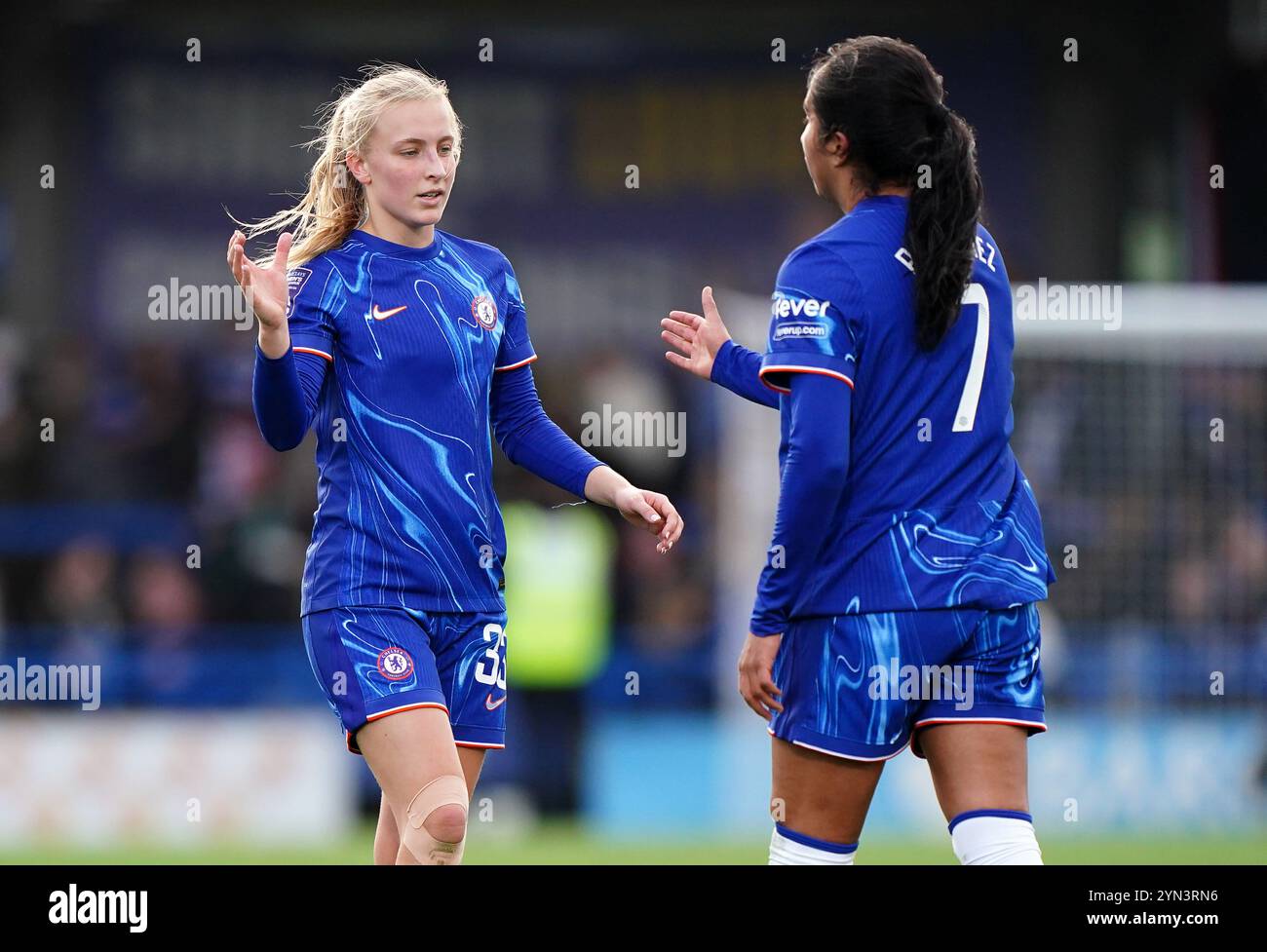 Aggie Beever-Jones del Chelsea saluta Mayra Ramirez del Chelsea dopo il Barclays Women's Super League match a Kingsmeadow, Londra. Data foto: Domenica 24 novembre 2024. Foto Stock