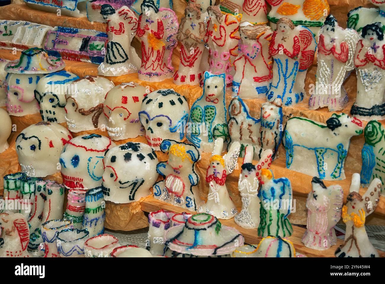 Le caramelle si esibiscono durante la Fiesta de Muertos a Plaza San Francisco, a Patzcuaro, nello stato di Michoacan, Messico Foto Stock