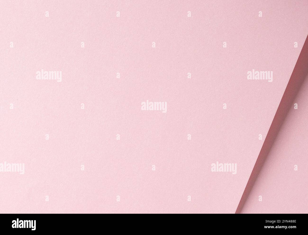 Sfondo in carta rosa con una morbida trama opaca e un design minimalista. Elegante ed elegante, presenta sottili pieghe e un tranquillo tono pastello. Perfetto per il mese Foto Stock