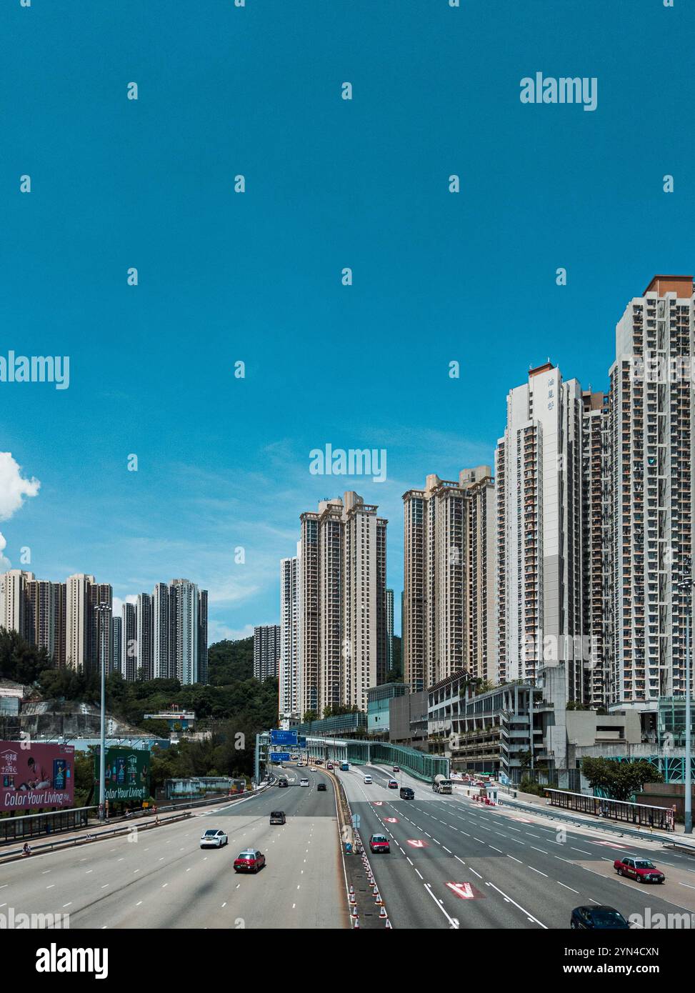 "Paesaggio urbano con grattacieli e autostrada sotto il cielo blu brillante in una metropoli moderna" Foto Stock