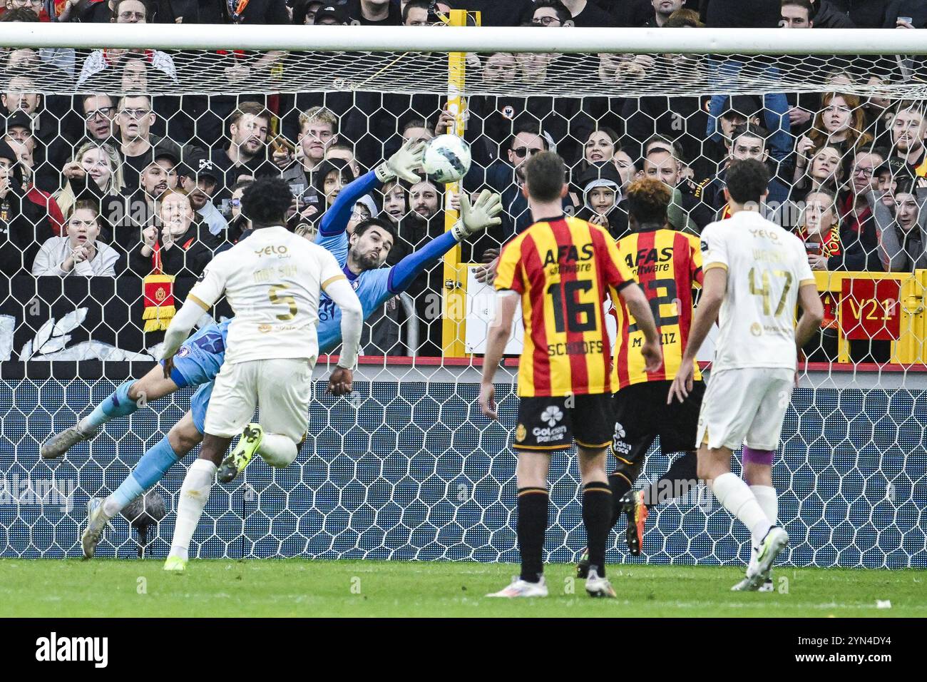 Il portiere di Beerschot Nick Shinton, raffigurato in azione durante una partita di calcio tra KV Mechelen e Beerschot va, domenica 24 novembre 2024 a Mechelen, il giorno 15 della stagione 2024-2025 della prima divisione del campionato belga "Jupiler Pro League". BELGA FOTO TOM GOYVAERTS Foto Stock