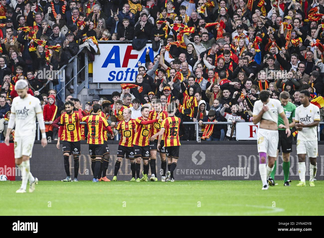 Patrick Pflucke di Mechelen festeggia dopo aver segnato durante una partita di calcio tra KV Mechelen e Beerschot va, domenica 24 novembre 2024 a Mechelen, il giorno 15 della stagione 2024-2025 della prima divisione del campionato belga "Jupiler Pro League". BELGA FOTO TOM GOYVAERTS Foto Stock