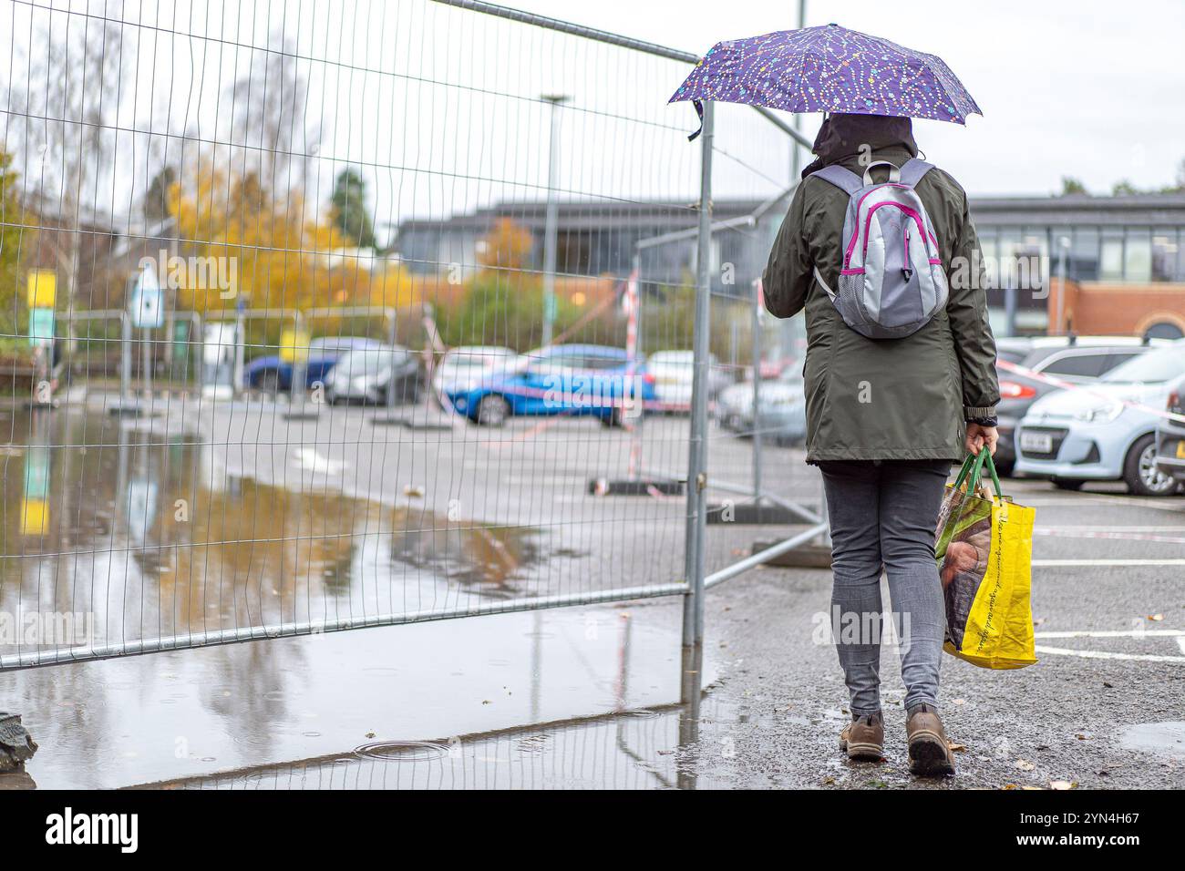 Kidderminster, Regno Unito. 24 novembre 2024. Meteo per il Regno Unito: I parcheggi dei supermercati sono già inondati da piogge ancora più piovose per tutta la giornata. Crediti: Lee Hudson/Alamy Live News Foto Stock