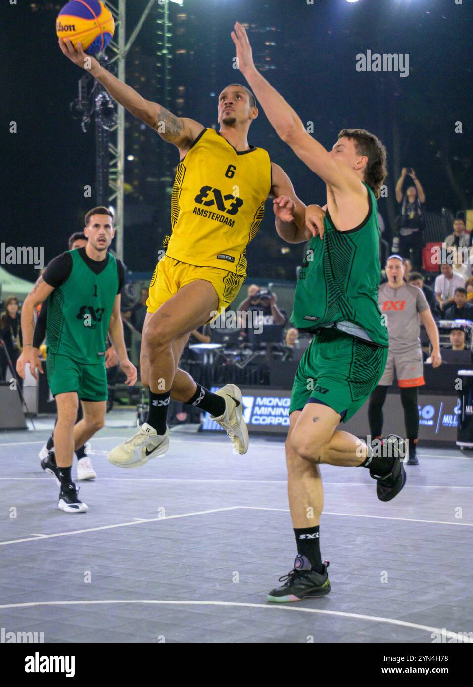 24 novembre 2024, Hong Kong, Hong Kong SAR, Cina: Amsterdam vince la finale del FIBA World Tour 3 x 3 di pallacanestro al Victoria Park di Hong Kong. Amsterdam scommette Parigi con un cesto di due puntatori durante i tempi supplementari di morte improvvisa in finale. Worthy de Jong in azione per Amsterdam. (Credit Image: © Jayne Russell/ZUMA Press Wire) SOLO PER USO EDITORIALE! Non per USO commerciale! Foto Stock