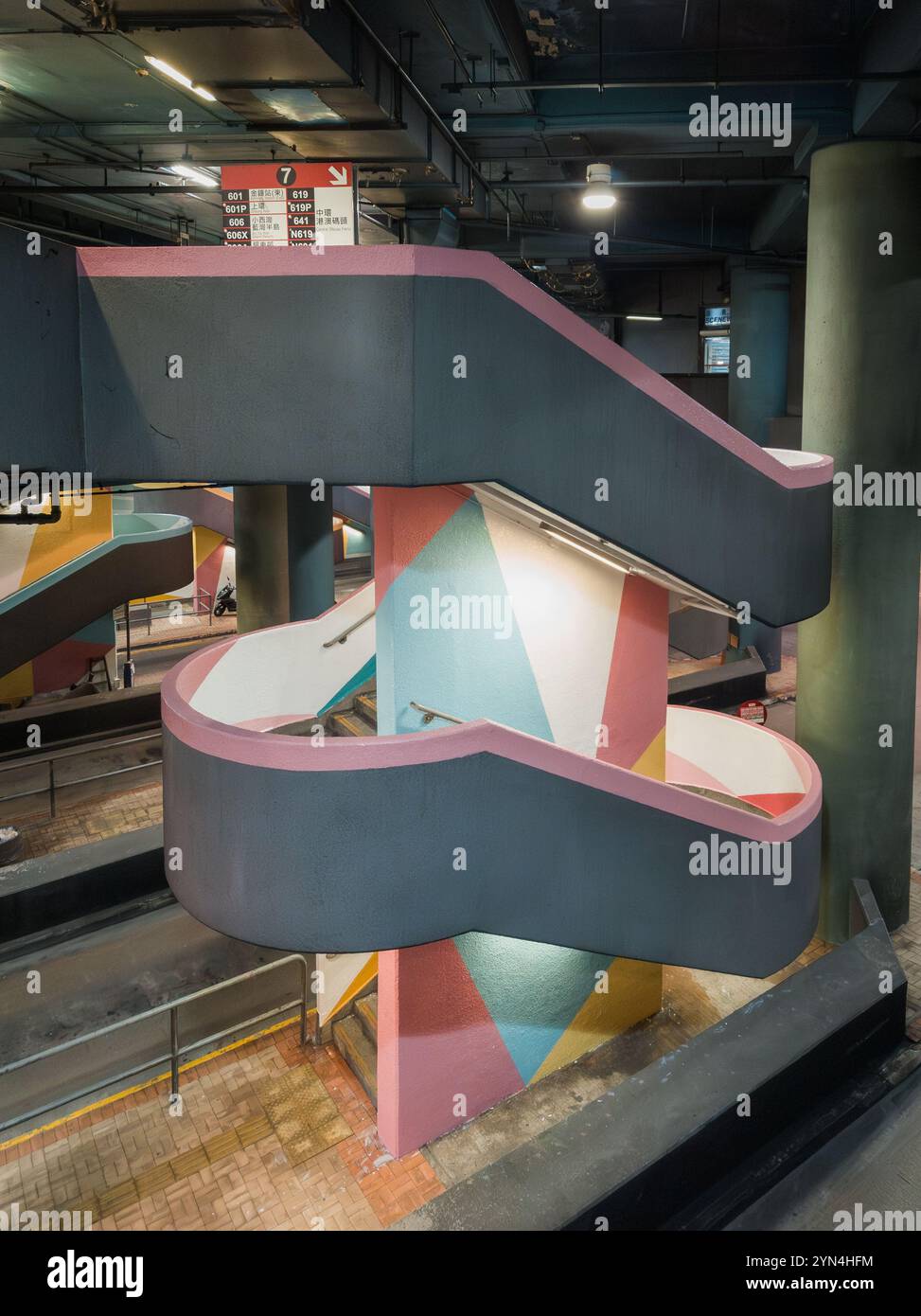 Scala geometrica colorata alla fermata dell'autobus Urban Hong Kong, vivace design architettonico degli interni Foto Stock