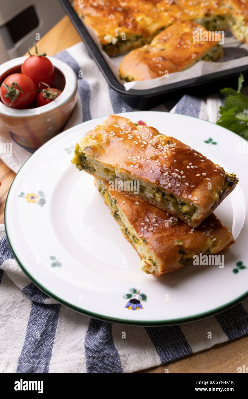 torta gelata con cipolle verdi e uova Foto Stock