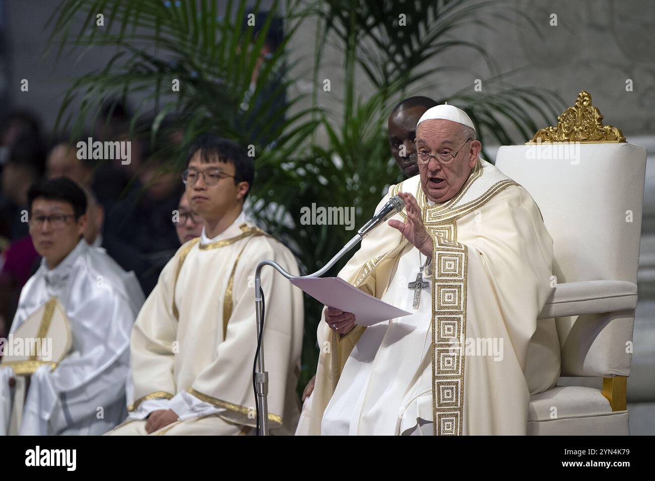 Città del Vaticano, Vaticano. 24 novembre 2024. **NO LIBRI** Italia, Roma, Vaticano, 2024/11/24.Papa Francesco celebra la Santa messa nella giornata Mondiale della Gioventù nella Basilica di San Pietro in Vaticano Fotografia di ALESSIA GIULIANI/Catholic Press Photo Credit: Independent Photo Agency Srl/Alamy Live News Foto Stock