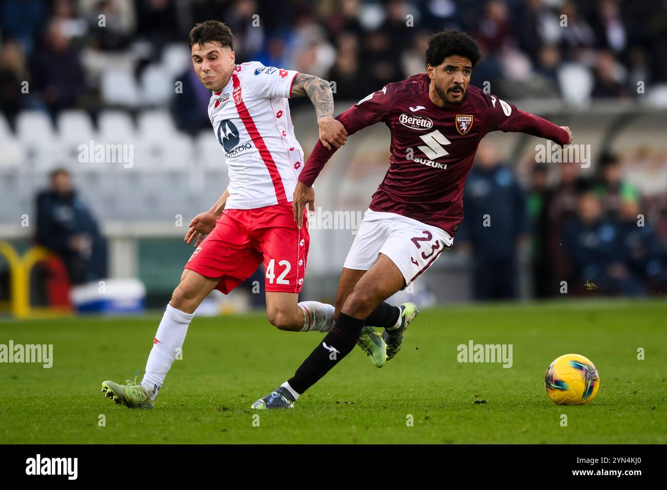 Torino, Italia. 24 novembre 2024. Saul Coco del Torino FC compete per il pallone con Alessandro bianco dell'AC Monza durante la partita di serie A tra Torino FC e AC Monza. Crediti: Nicolò campo/Alamy Live News Foto Stock