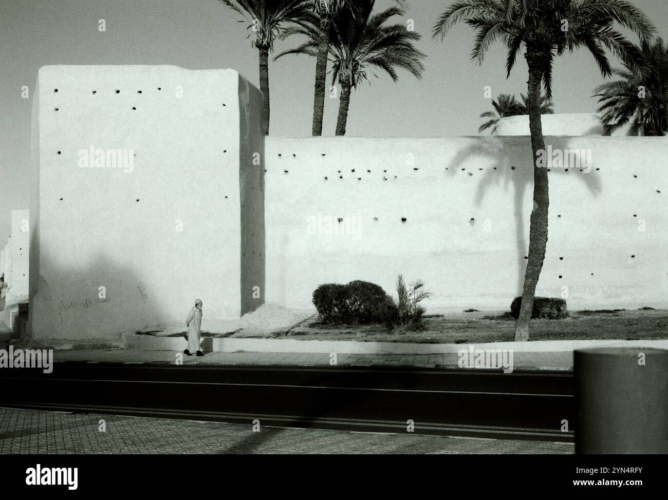 Vita di strada fuori dalle antiche mura monolitiche del suk della casbah di Marrakech in Marocco nel Maghreb in Nord Africa Foto Stock