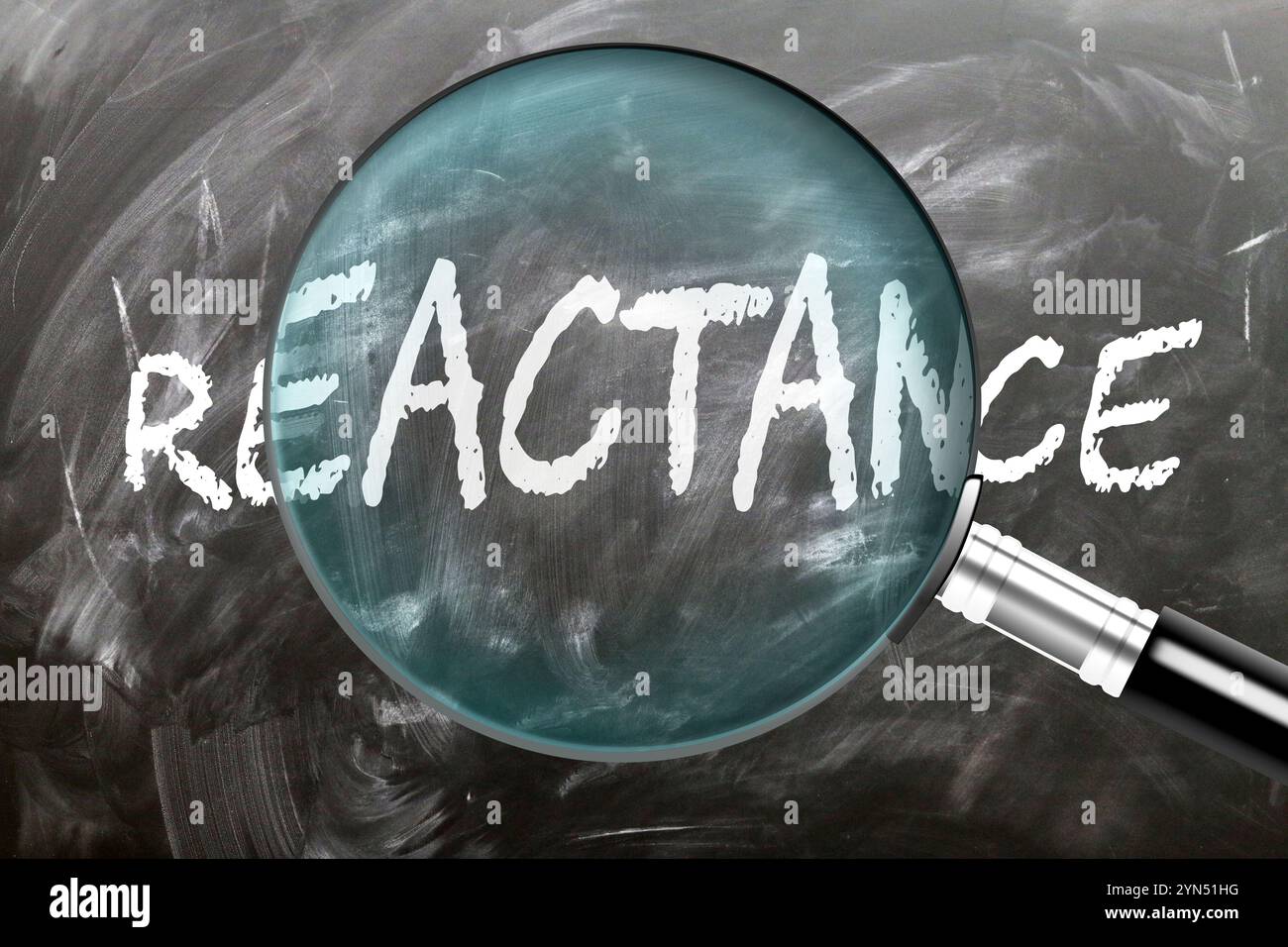 Reattanza - apprendimento, studio e ispezione. Un'occhiata più da vicino alla reattanza. Una lente d'ingrandimento che ingrandisce la parola "reactance" scritta su una lavagna Foto Stock