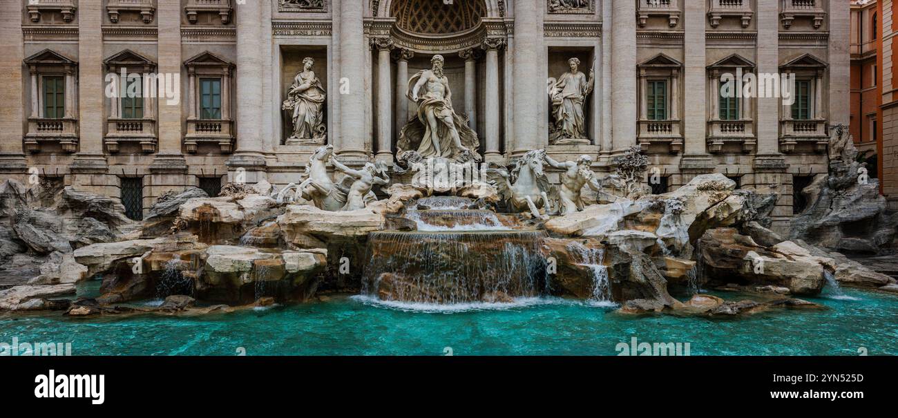 Fontana di Trevi prima del rinnovo, capolavoro barocco di architettura di Nicola salvi e Giuseppe Pannini, Roma, Italia. Foto Stock