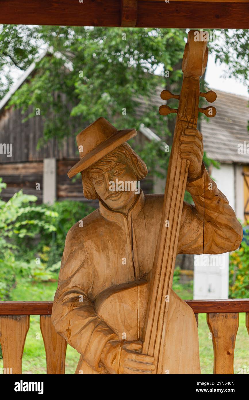Dettaglio di sculture in legno raffiguranti musicisti popolari Foto Stock