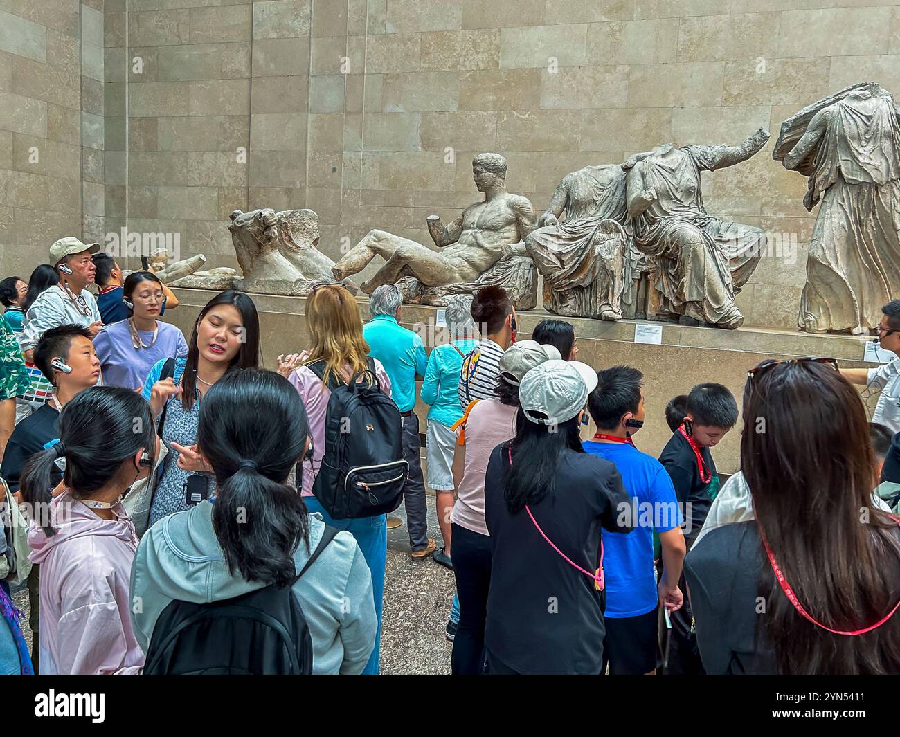 Londra, Inghilterra, gruppi di bambini cinesi che ascoltano la guida turistica, all'interno, mostra di arte greca antica, collezione, British Museum, il Partenone Foto Stock