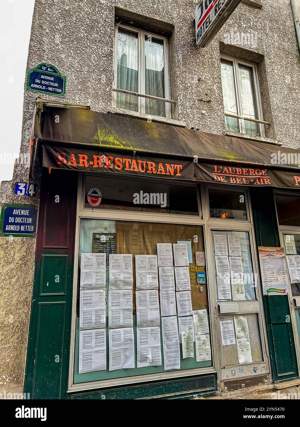 Parigi, Francia, fronte dell'edificio condannato, chiuso dagli ispettori sanitari governativi, con poster Foto Stock