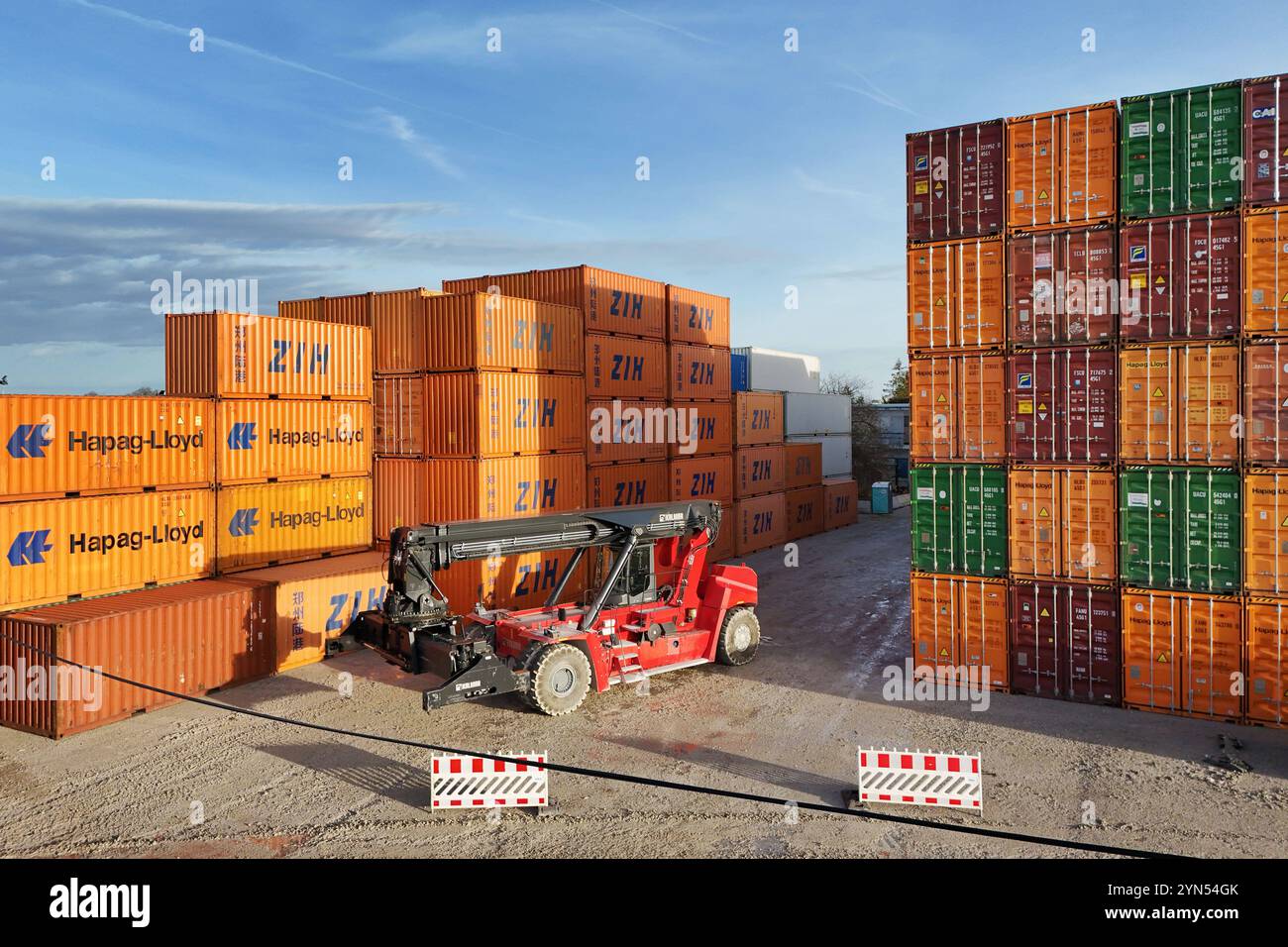 Themenbild Deutsche Wirtschaft, contenitore per esportazione/Containerdepot, Containerdepot. Gueter,Containerstapler *** immagine a tema economia tedesca,esportazione contenitore deposito container container, deposito container merci,impilatore container Foto Stock