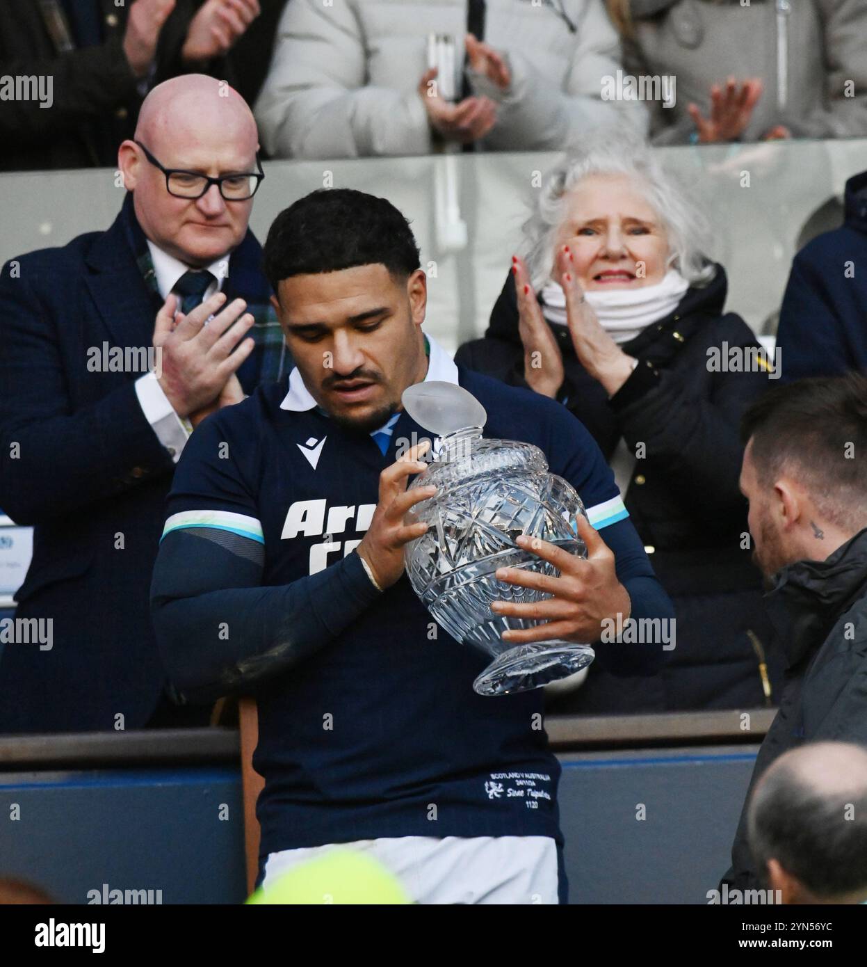 Scottish gas Murrayfield . Edimburgo Scozia Regno Unito 24 novembre 24 AUTUNNO TEST 2024/25 la partita della Scozia contro l'Australia Sione Tuipulotu di Scozia con il trofeo Looking on Granny, Jaqueline Thomson, credito: eric mccowat/Alamy Live News Foto Stock