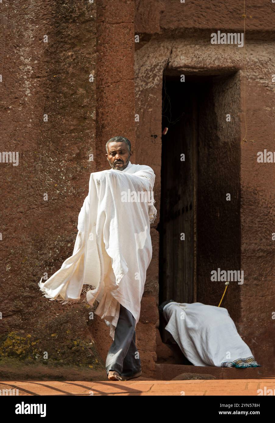 Fedeli ortodossi etiopi all'ingresso della Chiesa scavata nella roccia di Biete Gabriel-Rufael (Casa degli Angeli Gabriele e Raffaello), Lalibela, Ethi Foto Stock