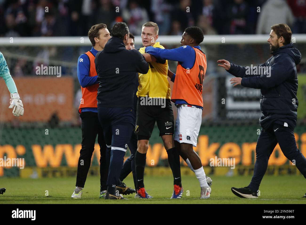 TILBURG - (l-r) Erik Schouten di Willem II, Boy Kemper del NAC Breda durante l'incontro olandese Eredivisie tra Willem II e NAC Breda allo stadio Koning Willem II il 24 novembre 2024 a Tilburg, Paesi Bassi. ANP BART STOUTJESDIJK Foto Stock