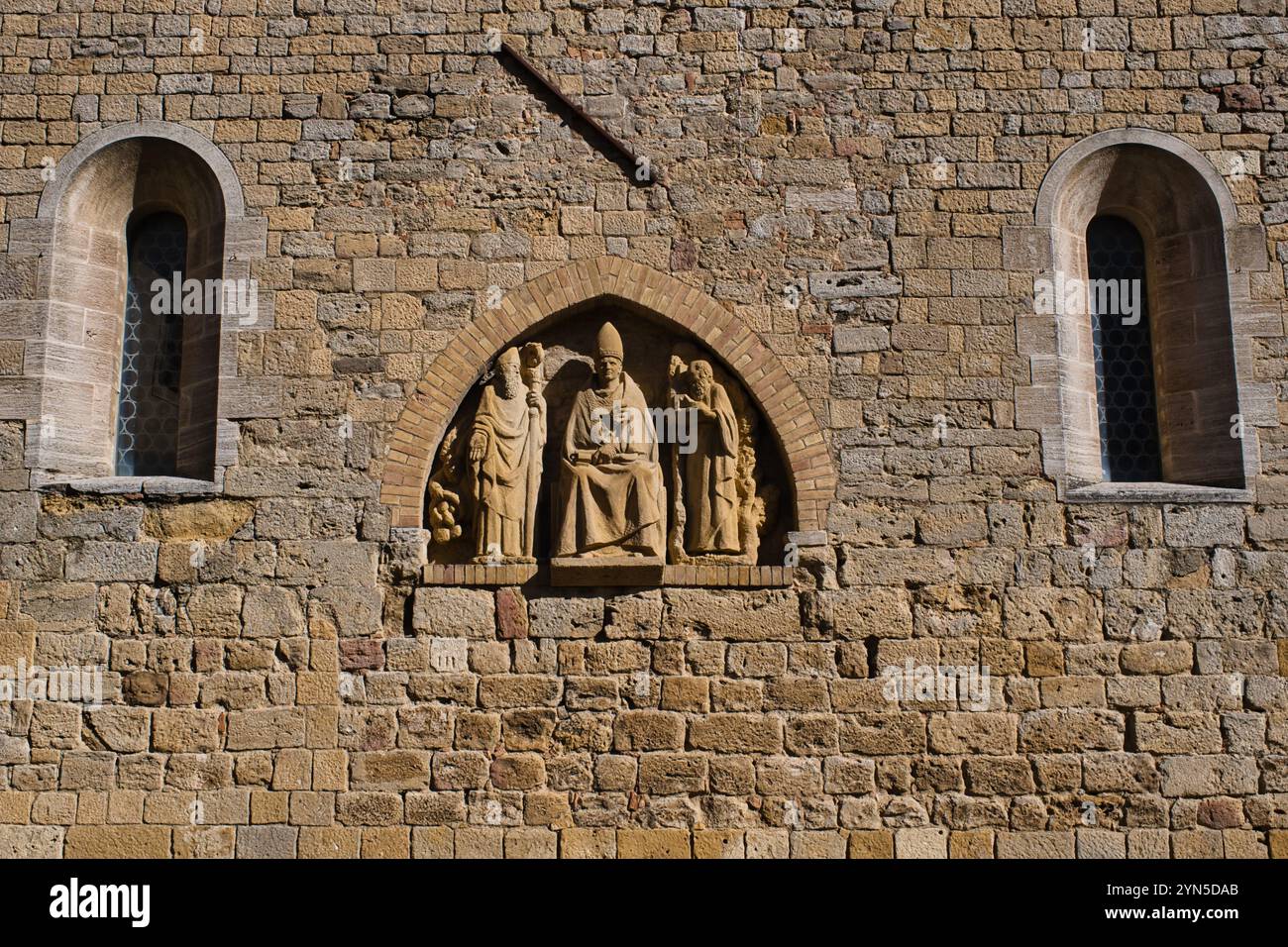 Rilievo di Papa San Lino nella parete esterna della cattedrale di Volterra Foto Stock