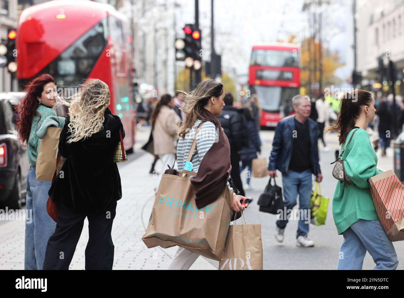 Londra, Regno Unito 24 novembre 2024. Londra è scesa leggermente con il tempo da Storm Bert, ma i venti gustosi hanno catturato gli acquirenti su Oxford Street nel West End di Londra. Credito : Monica Wells/Alamy Live News Foto Stock