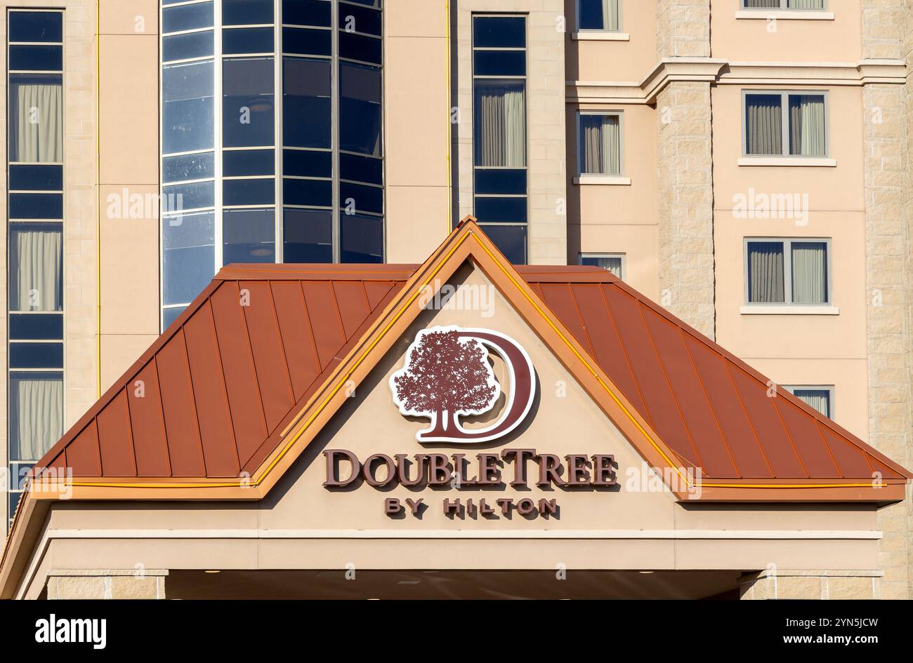BEMIDJI, Minnesota, USA, 17 NOVEMBRE 2024: Logo esterno e marchio Doubletree by Hilton Hotel. Foto Stock