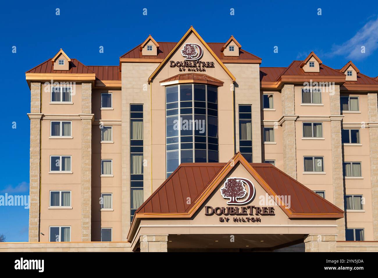 BEMIDJI, Minnesota, USA, 17 NOVEMBRE 2024: Logo esterno e marchio Doubletree by Hilton Hotel. Foto Stock