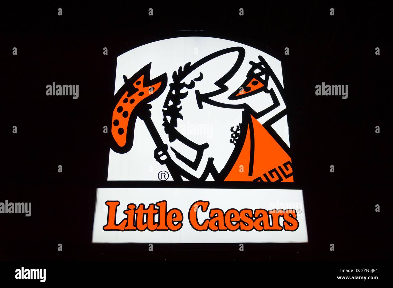 SIOUX FALLS, South Dakota, USA, 19 NOVEMBRE 2024: Cartello esterno del ristorante Little Caesars di notte e logo del marchio. Foto Stock