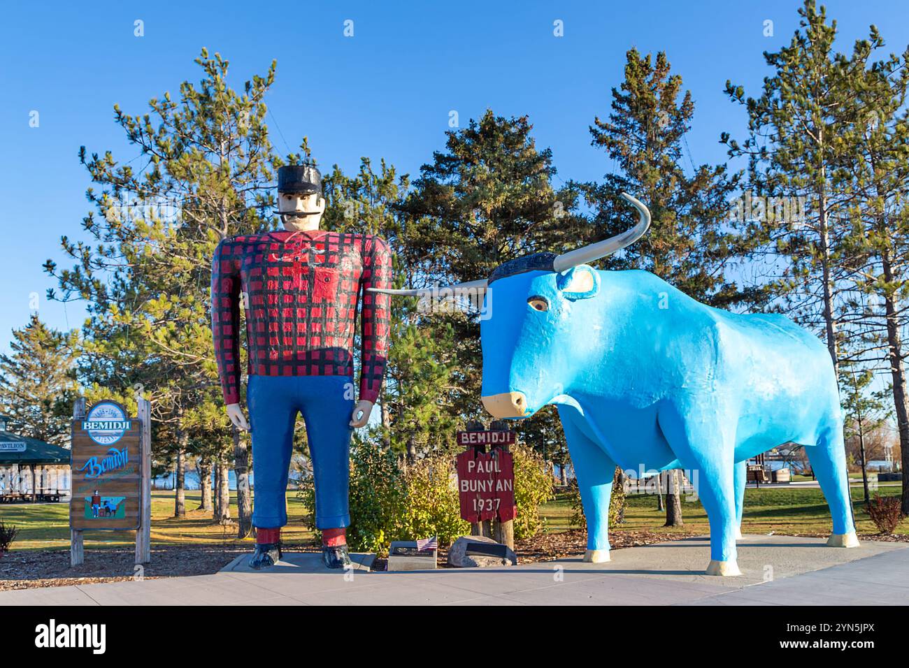 BEMIDJI, Minnesota, Stati Uniti, 17 NOVEMBRE 2024: Statue di Paul Bunyan e Babe the Blue Ox al Paul Bunyan Park. Foto Stock