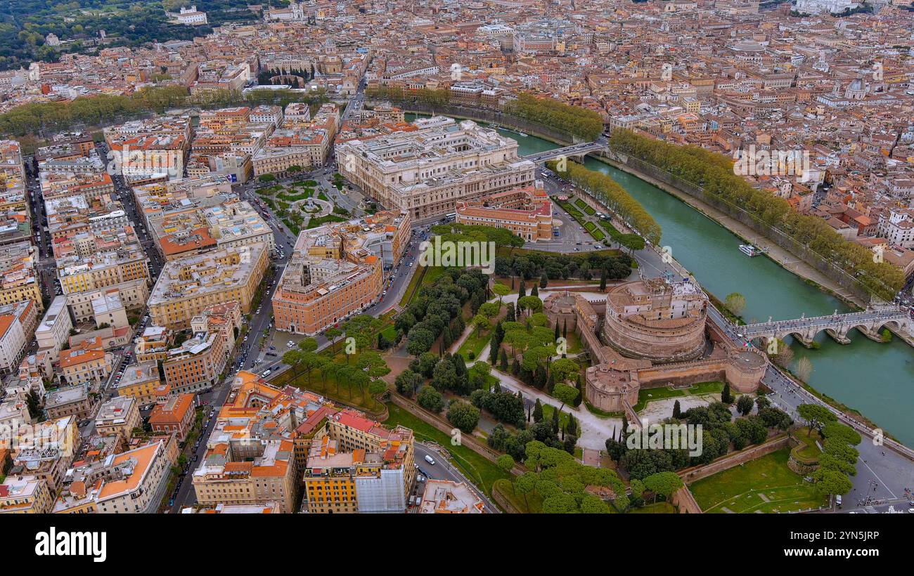 Incredibile ripresa aerea di Castel Sant'Angelo con il fiume Tevere, circondato dalla bellezza storica urbana di Roma Foto Stock