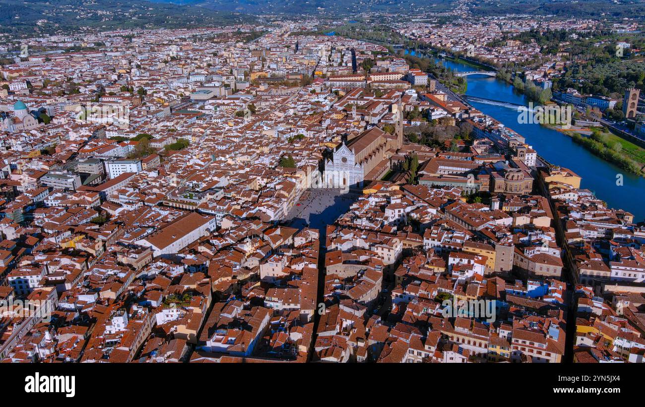 Magnifica vista aerea di Firenze con Piazza Santa Croce e gli edifici storici, annidati dal fiume Arno sotto un cielo limpido Foto Stock