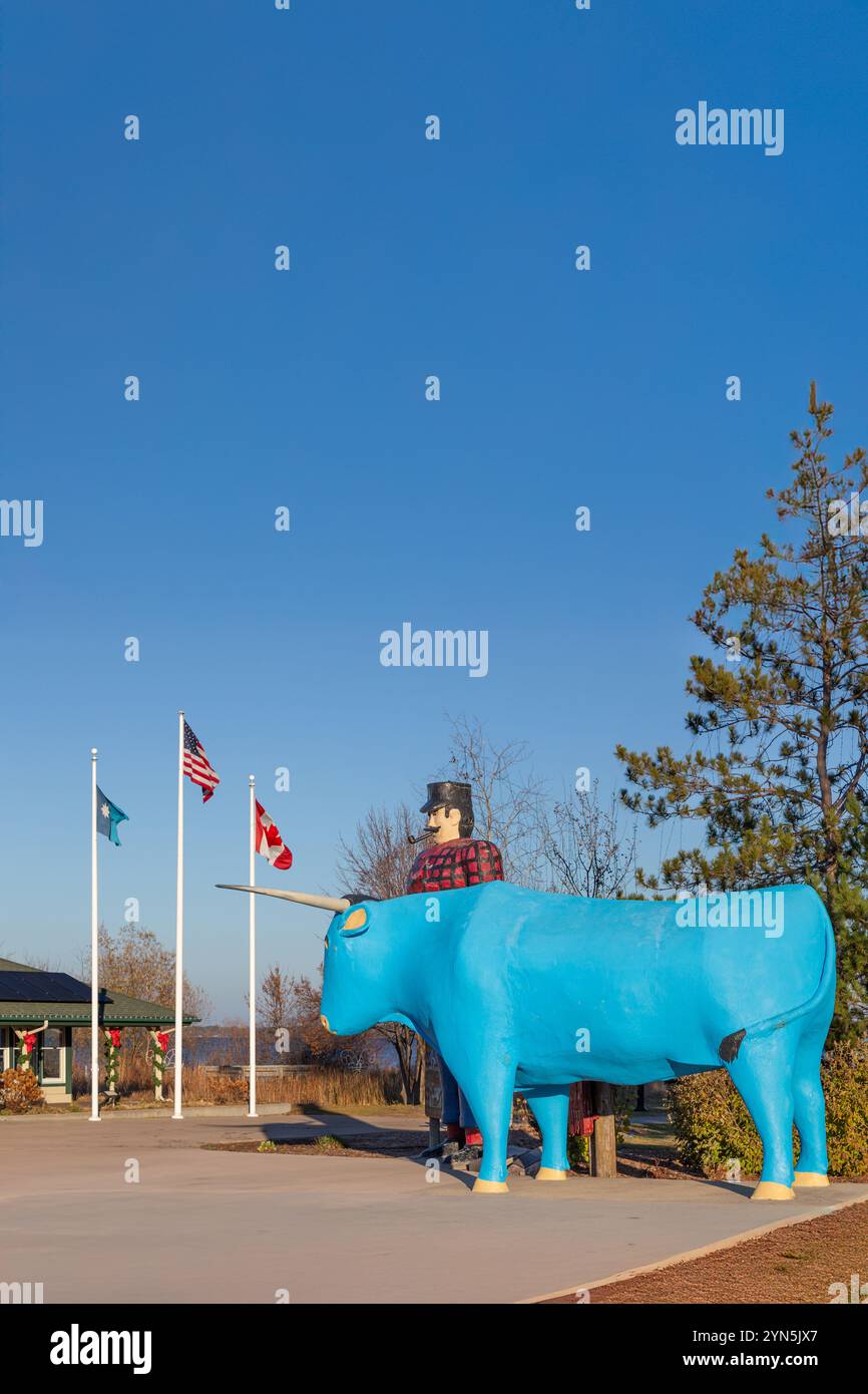 BEMIDJI, Minnesota, Stati Uniti, 17 NOVEMBRE 2024: Statue di Paul Bunyan e Babe the Blue Ox al Paul Bunyan Park. Foto Stock