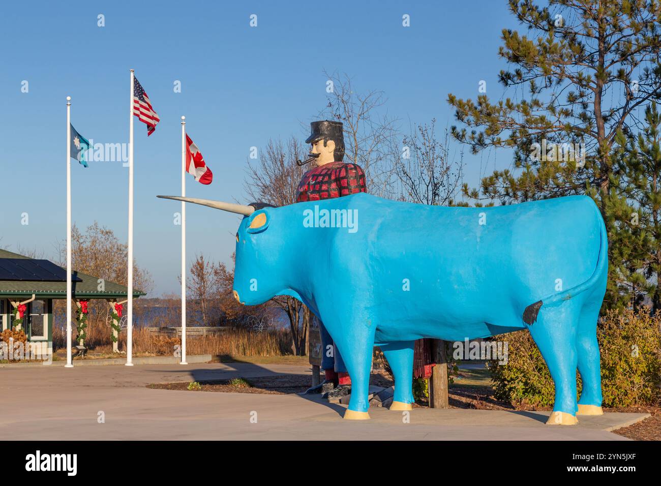 BEMIDJI, Minnesota, Stati Uniti, 17 NOVEMBRE 2024: Statue di Paul Bunyan e Babe the Blue Ox al Paul Bunyan Park. Foto Stock