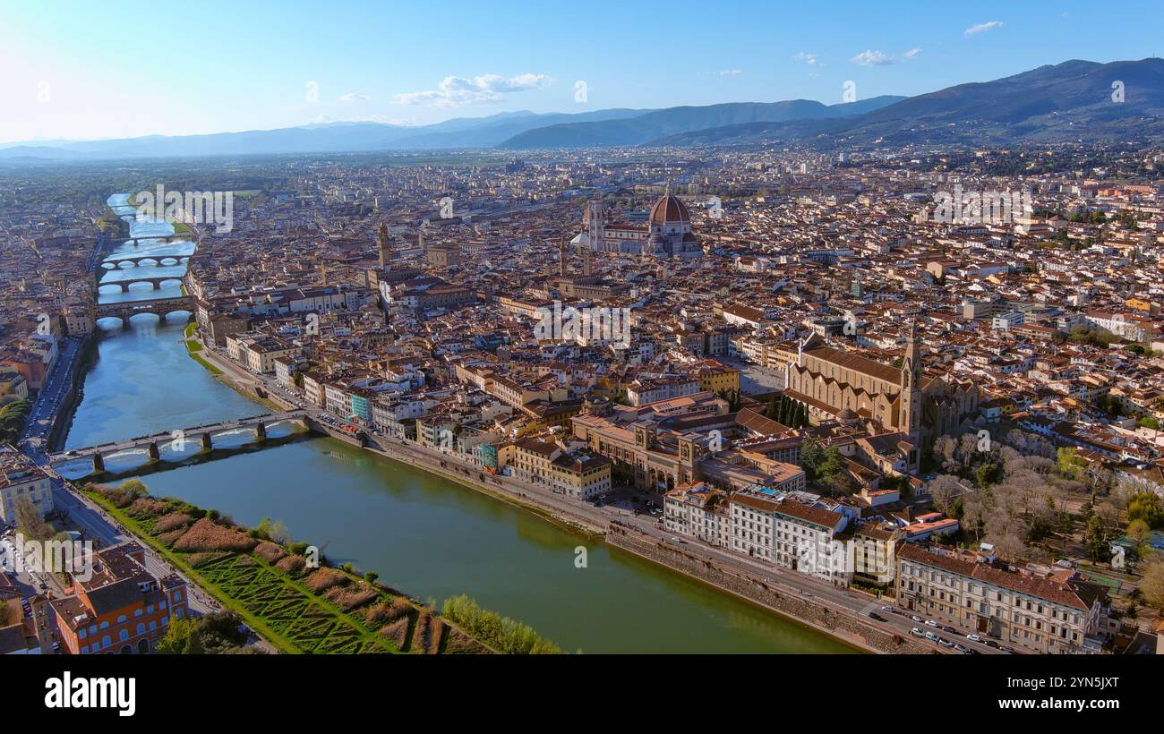 Una pittoresca vista aerea di Firenze, che mostra il fiume Arno, i numerosi ponti storici e lo splendido paesaggio urbano toscano Foto Stock